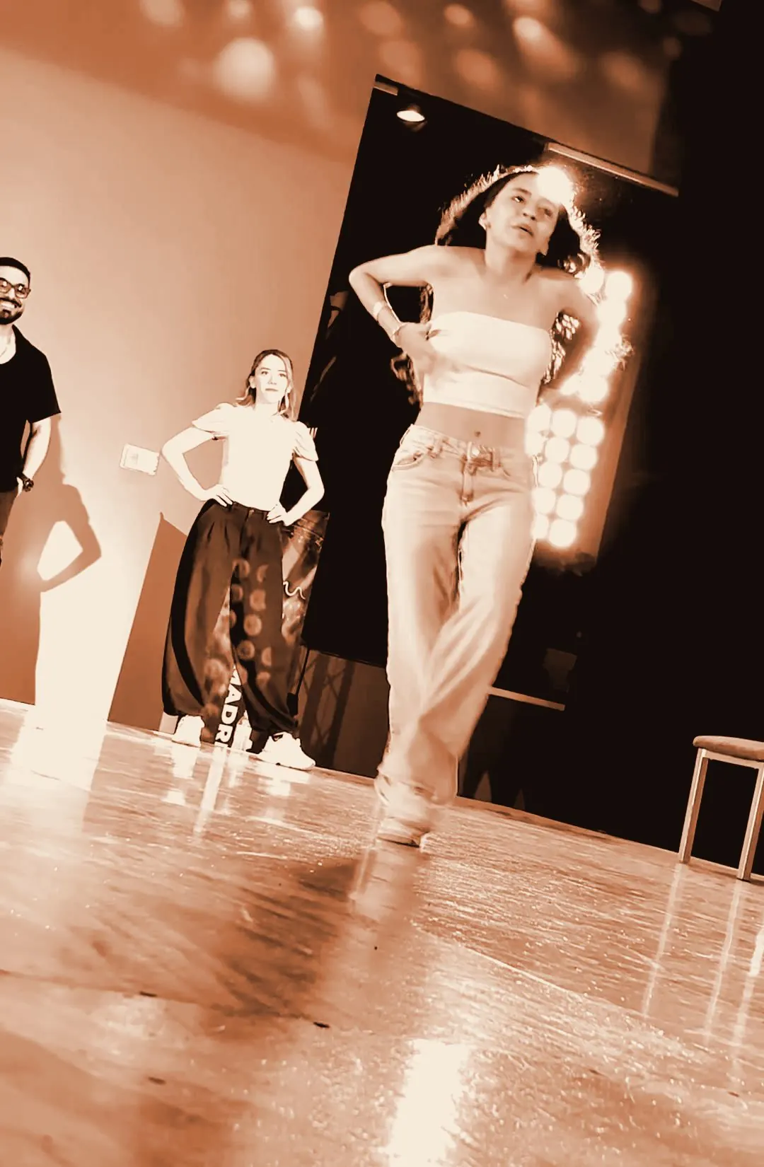 Bailarina de bachata a media batalla
