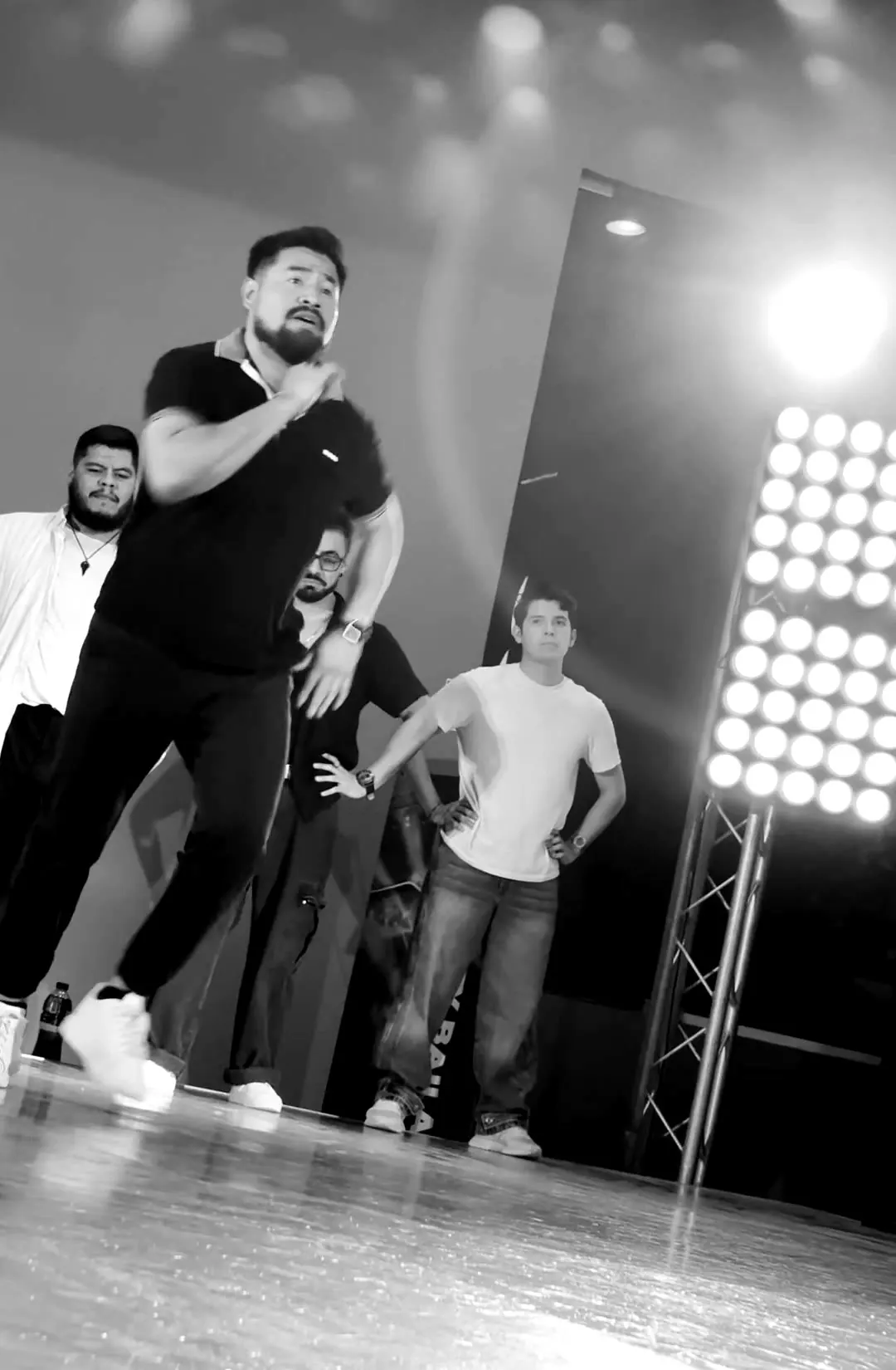 Otro bailarín de salsa en la misma noche de batallas